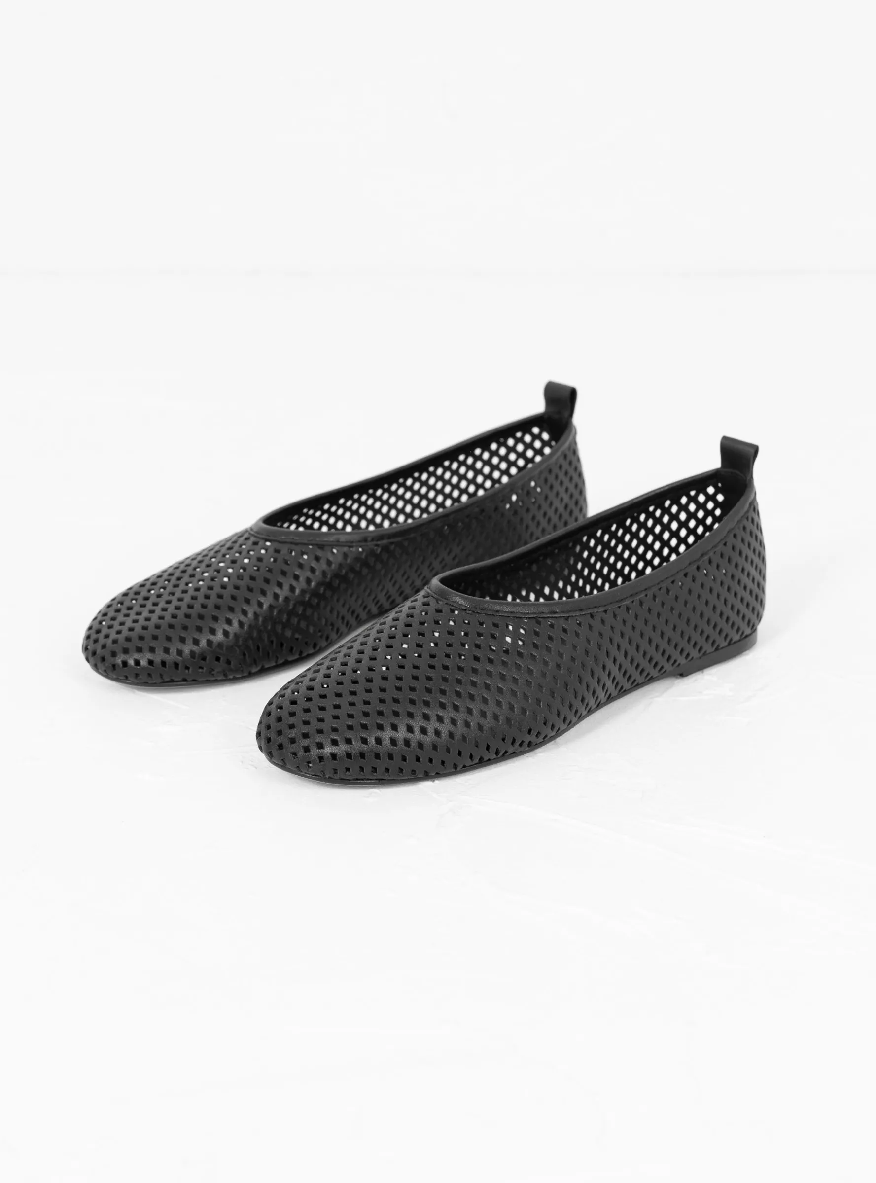 Elio Perforated Pumps Black<About Arianne New