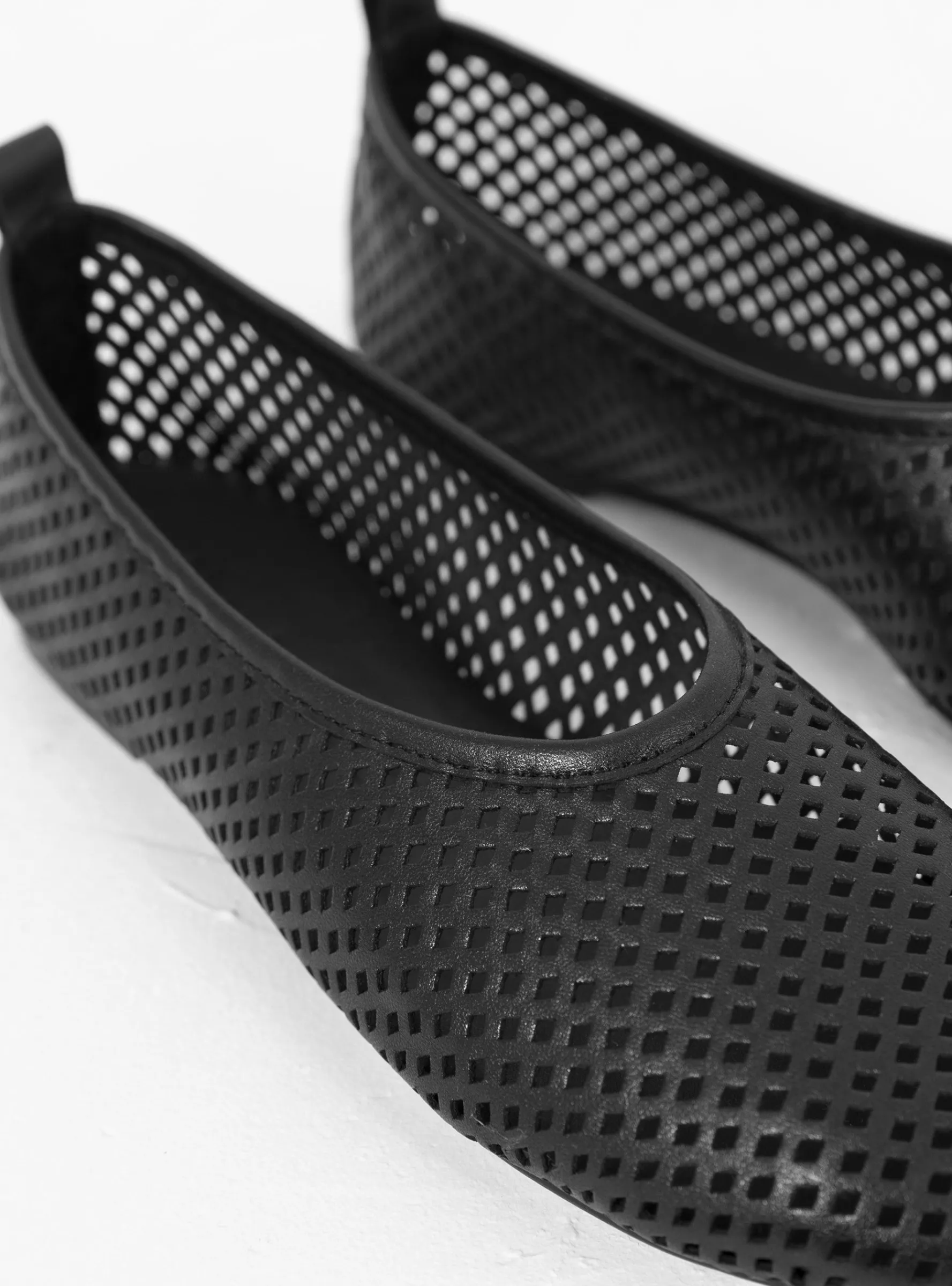 Elio Perforated Pumps Black<About Arianne New