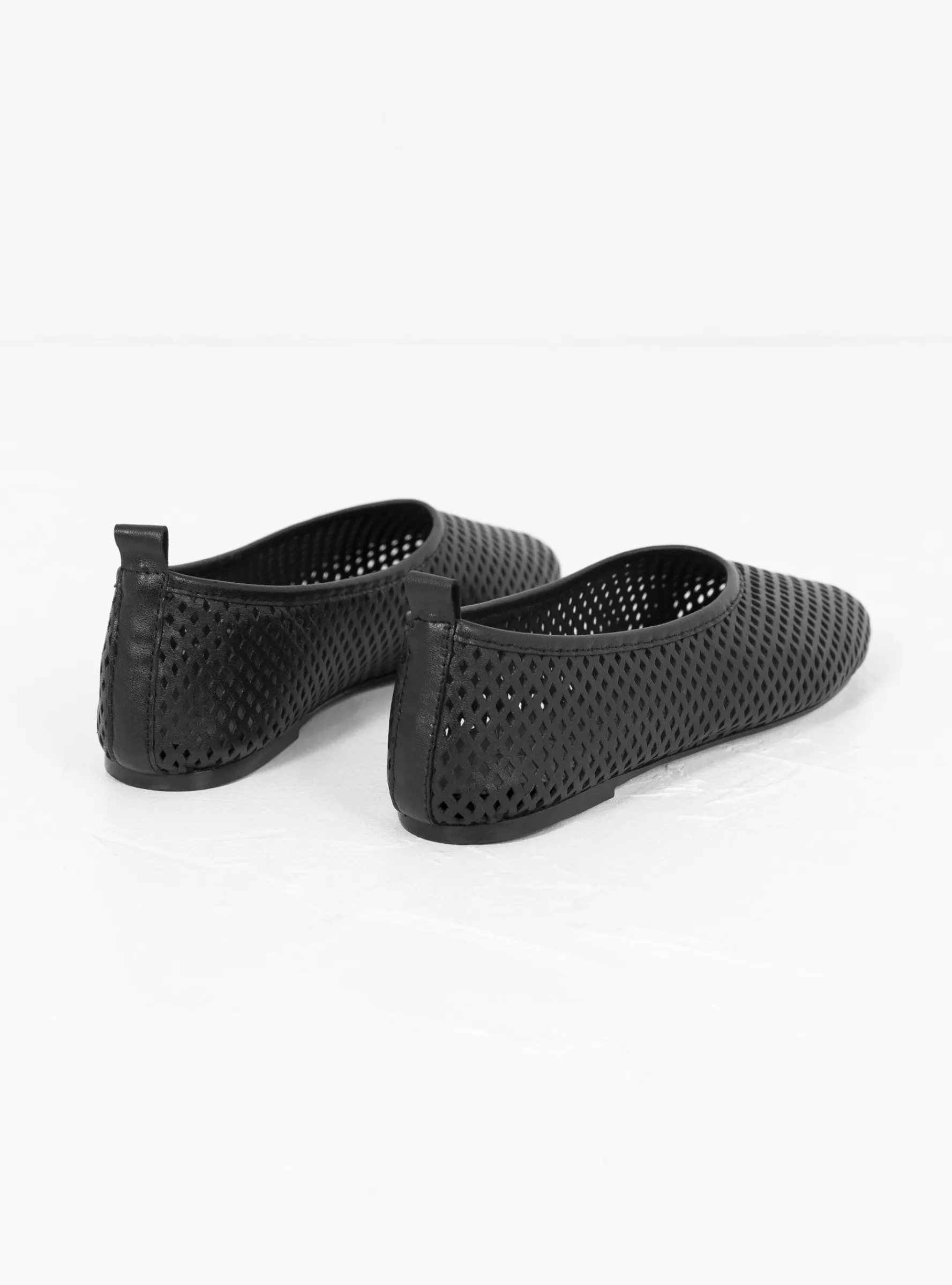 Elio Perforated Pumps Black<About Arianne New