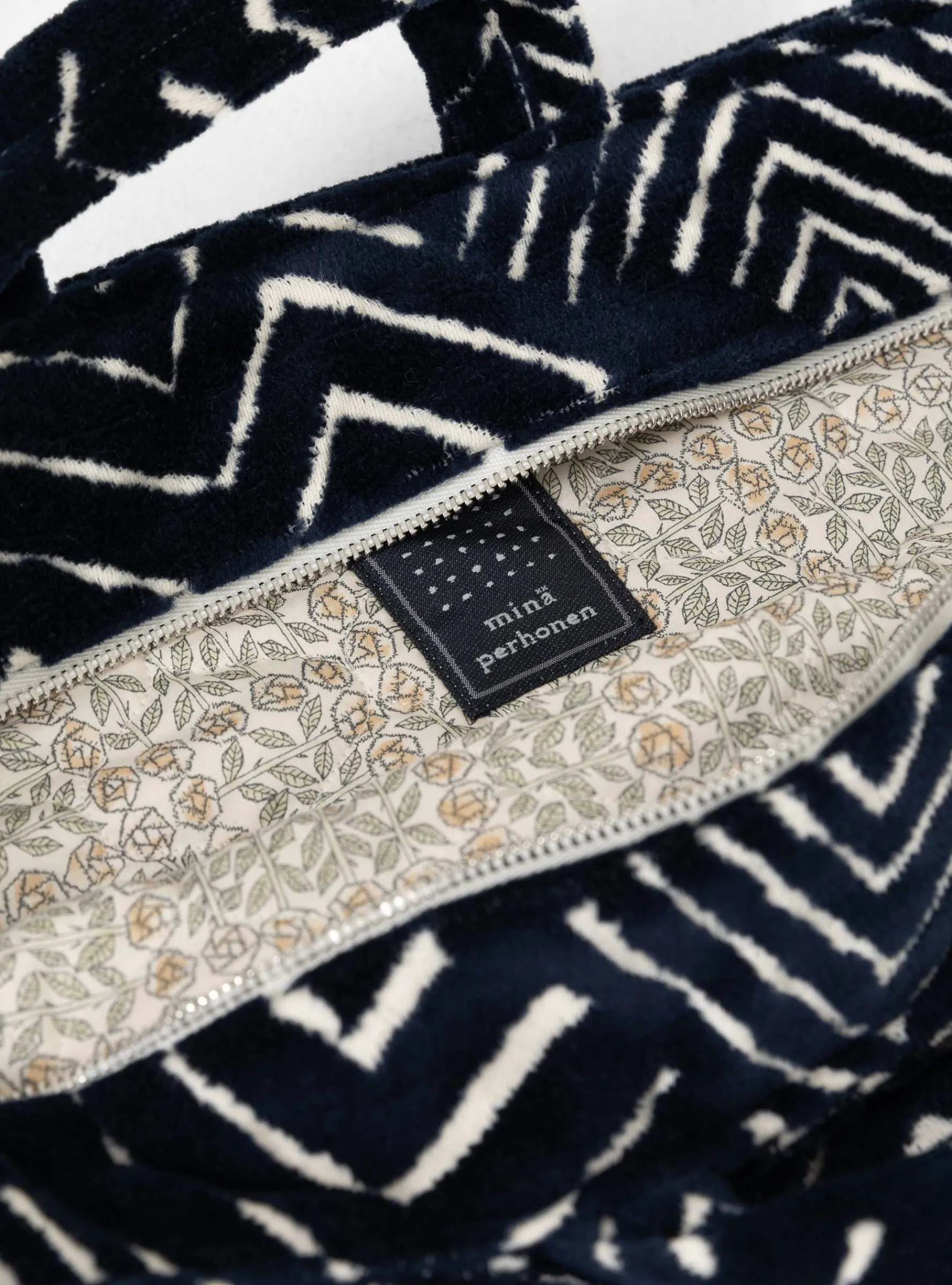 Small Echo Bag Navy<Minä Perhonen New